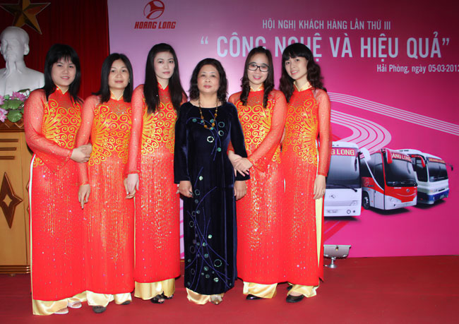Nhân viên nữ Hoàng Long phục vụ hội nghị